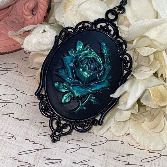 COPY - Gothic steampunk rockabilly Iridescent Rose Gothic Rockabilly Cameo Neck… - Picture 7 of 7